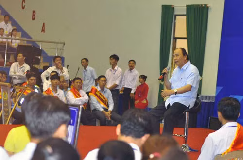 Thủ tướng ngồi trên ghế xoay đối thoại với công nhân - Nguồn ảnh: Vietnamnet