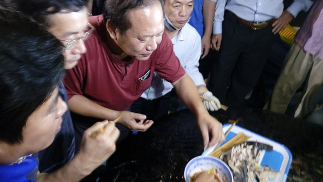 Bộ trưởng Trương Minh Tuấn cùng mọi người dùng cá tươi ngay trên cảng Nhật Lệ- Nguồn ảnh: Thanh Niên Bộ trưởng Trương Minh Tuấn cùng mọi người dùng cá tươi ngay trên cảng Nhật Lệ