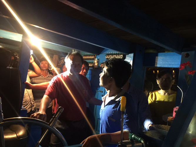 Bộ trưởng Trương Minh Tuấn thăm hỏi anh Nguyễn Nhật Linh, chủ tàu QB 91096 TS - Nguồn ảnh: Pháp luật TP.HCM Bộ trưởng Trương Minh Tuấn thăm hỏi anh Nguyễn Nhật Linh, chủ tàu QB 91096 TS - Ảnh: L.G