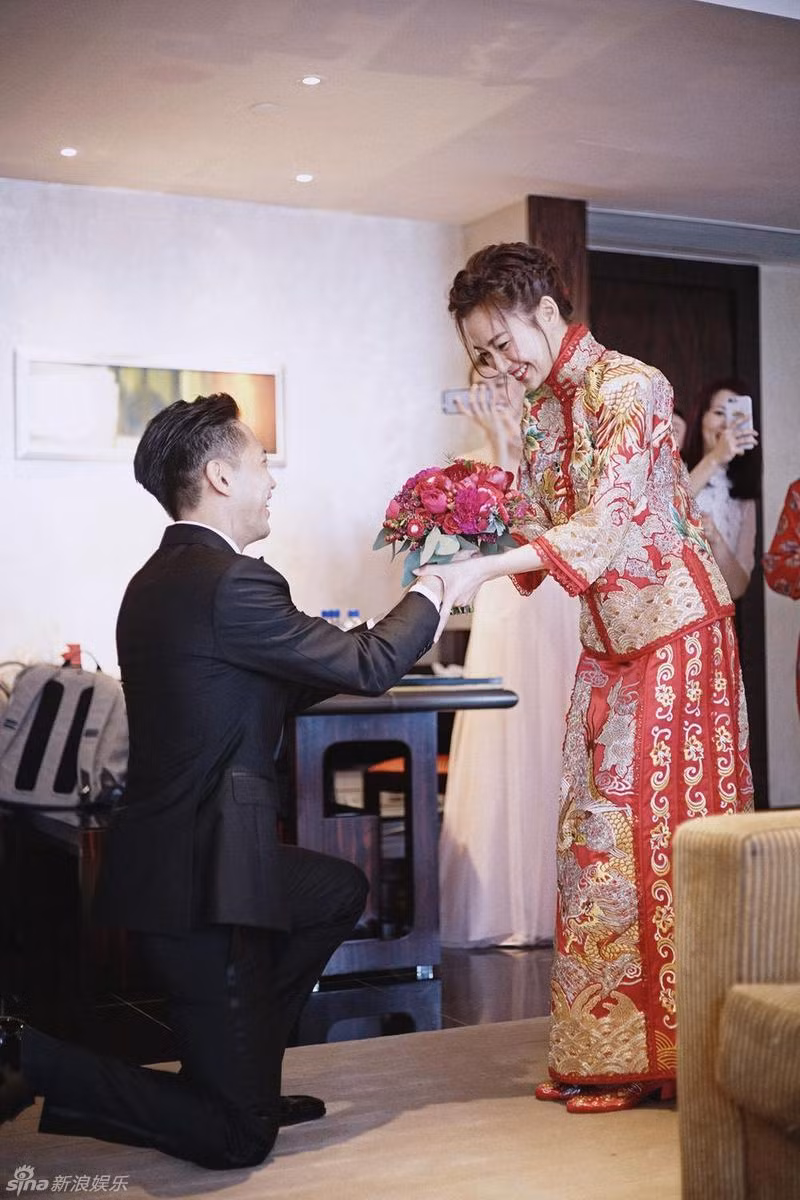 Chiều 30/4, hôn lễ nữ ca sĩ, diễn viên 31 tuổi Dương Ái Cẩn cùng bạn trai - người thừa kế tập đoàn Vĩnh An diễn ra tại khách sạn ở Hong Kong. Quách Vĩnh Thuần quỳ xuống tặng hoa cưới cho người đẹp trong sự chúc phúc của bạn bè. Chiều 30/4, hôn lễ nữ ca sĩ, diễn viên 31 tuổi Dương Ái Cẩn cùng bạn trai - người thừa kế tập đoàn Vĩnh An diễn ra tại khách sạn ở Hong Kong. Quách Vĩnh Thuần quỳ xuống tặng hoa cưới cho người đẹp trong sự chúc phúc của bạn bè.