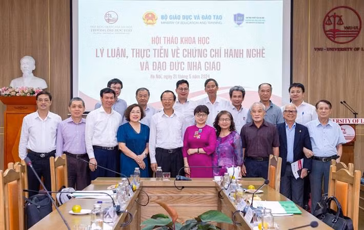 Thứ trưởng Phạm Ngọc Thưởng và một số chuyên gia, nhà khoa học dự hội thảo. Ảnh Moet.