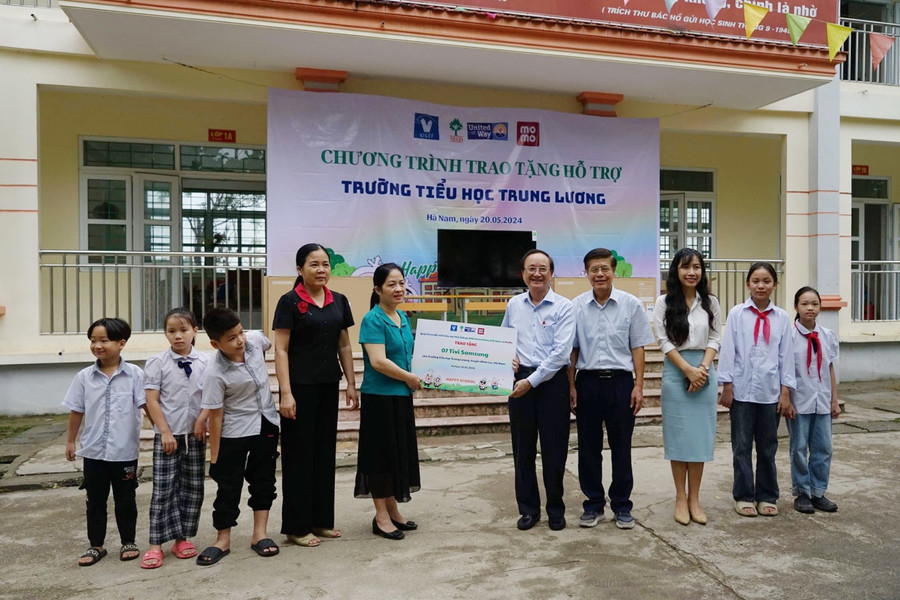 Trao tặng hỗ trợ cho Trường tiểu học Trung Lương.