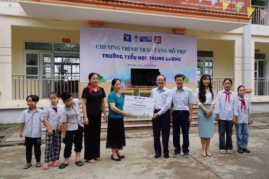 Trao tặng hỗ trợ cho Trường tiểu học Trung Lương.