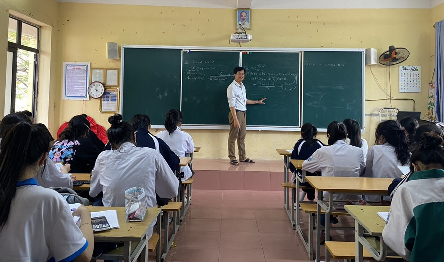 Thầy trò Trường THPT Trần Quang Khải (Hưng Yên) trong giờ học. Thầy trò Trường THPT Trần Quang Khải (Hưng Yên) trong giờ học.