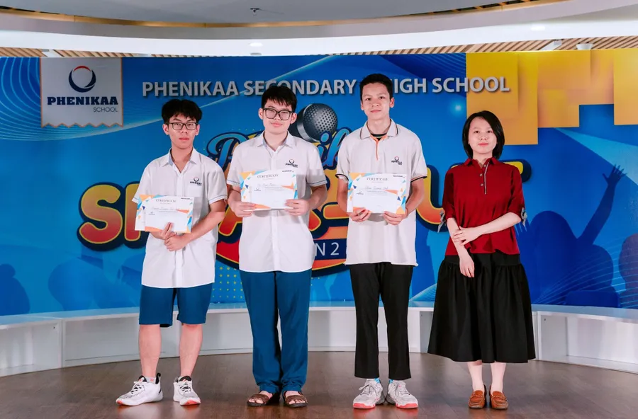 Cô Bùi Lệ Hương trao giải thưởng cho học sinh đạt giải cao trong cuộc thi Hùng biện Phenikaa Speak-Out mùa 2.