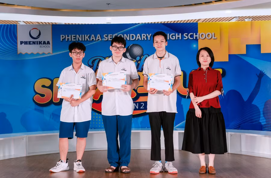 Cô Bùi Lệ Hương trao giải thưởng cho học sinh đạt giải cao trong cuộc thi Hùng biện Phenikaa Speak-Out mùa 2.