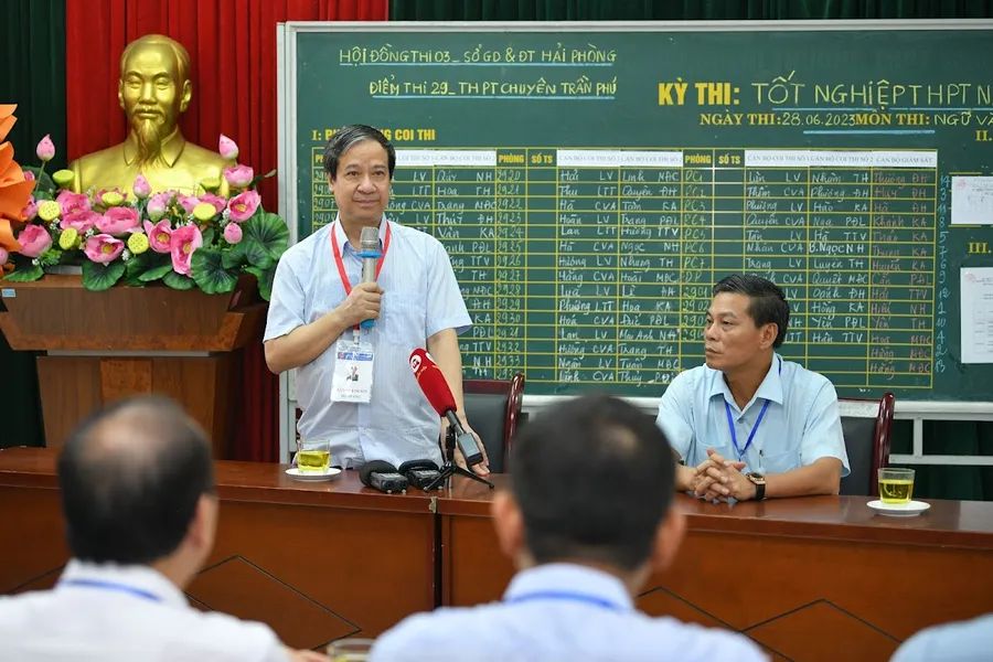 Bộ trưởng Nguyễn Kim Sơn kiểm tra công tác coi thi Kỳ thi tốt nghiệp THPT năm 2023 tại Hải Phòng.