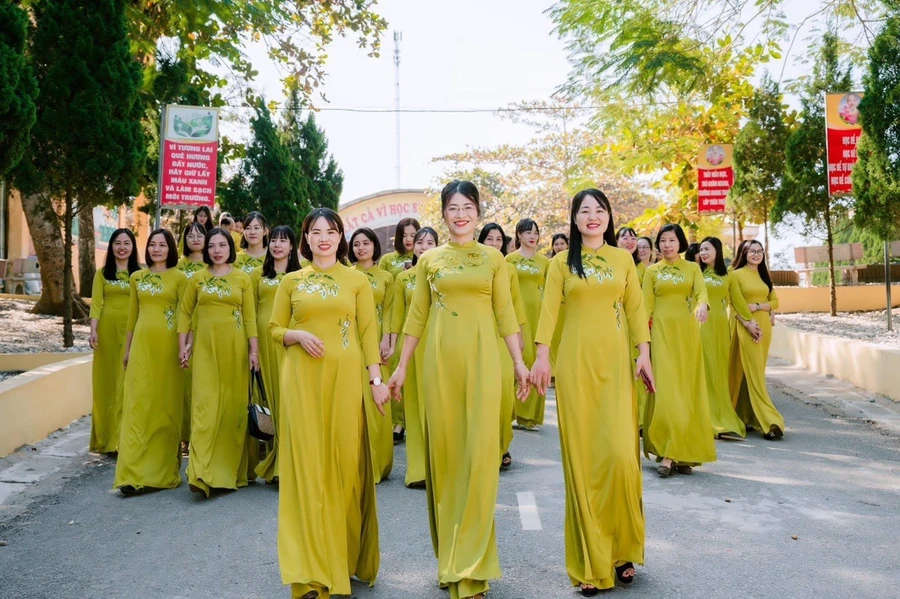 Cán bộ, giáo viên Trường tiểu học Thị trấn Hạ Hòa (Phú Thọ).