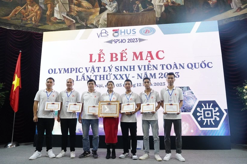 Bế mạc và trao giải thưởng kì thi Olympic Vật lý sinh viên toàn quốc lần thứ 25. Ảnh Hà An.