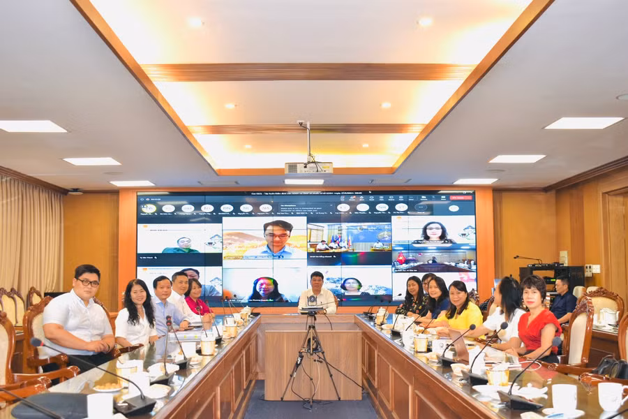 Hội thảo tổ chức kết hợp trực tiếp và trực tuyến.