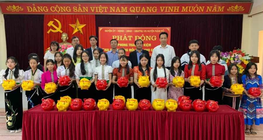 Cán bộ, công chức huyện Nậm Pồ hưởng ứng phong trào “Tiết kiệm hai nghìn đồng mỗi ngày cho giáo dục”.