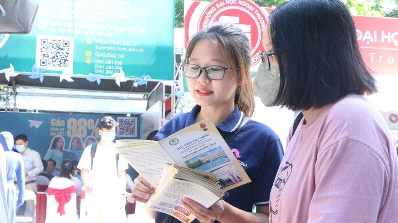 Thí sinh tham gia ngày hội tư vấn xét tuyển đại học năm 2022. Thí sinh tham gia ngày hội tư vấn xét tuyển đại học năm 2022.