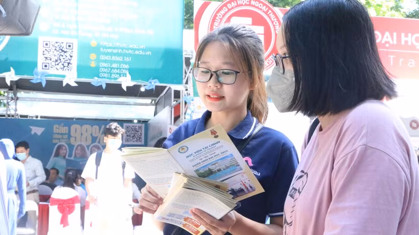 Thí sinh tham gia ngày hội tư vấn xét tuyển đại học năm 2022.