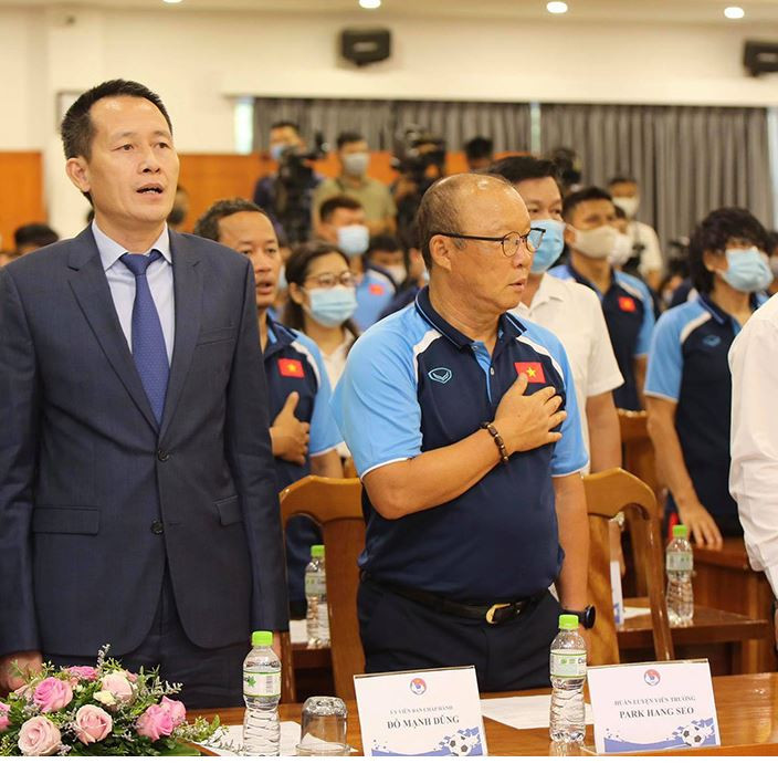 HLV Park Hang-seo cùng quan khách làm lễ chào cờ sáng 27/8.