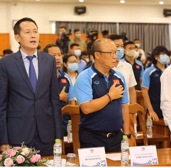 HLV Park Hang-seo cùng quan khách làm lễ chào cờ sáng 27/8.