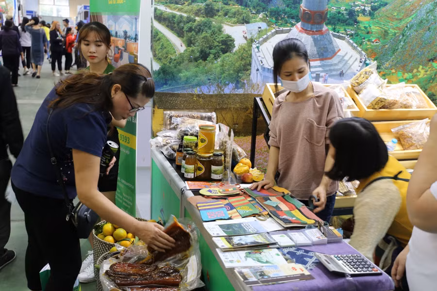 Các đặc sản của Hà Giang được bày bán.