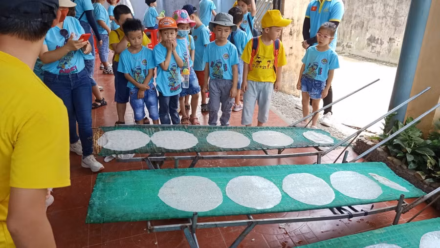 HS lớp Một Trường Tiểu học Núi Thành xem quy trình làm bánh tráng ở làng nghề truyền thống Túy Loan (Hòa Vang, TP Đà Nẵng)