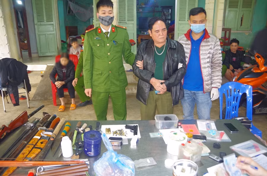 Đối tượng Bình cùng nhiều vũ khí nguy hiểm bị thu giữ.
