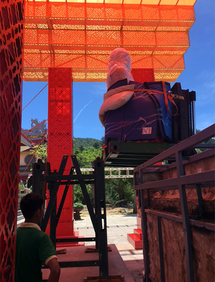 Những người làm công việc nâng Phật Ngọc lên đặt vào vị trí khung sắt cố định tại chùa Nam Hải hôm 1/6. chuyen-it-biet-ve-tuong-phat-ngoc-lon-nhat-the-gioi-2