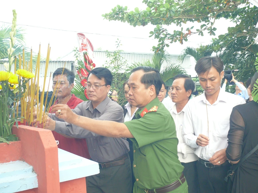 Đoàn lãnh đạo Tỉnh ủy, UBND tỉnh và các ban ngành thấp nén hương tưởng nhớ những nạn nhân trong cơn bão Linda