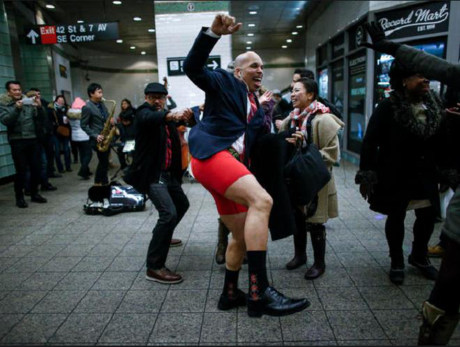 Khach di tau dien Au My huong ung ngay khong mac quan - Anh 9