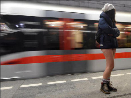 Khach di tau dien Au My huong ung ngay khong mac quan - Anh 4