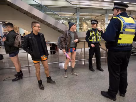 Khach di tau dien Au My huong ung ngay khong mac quan - Anh 6