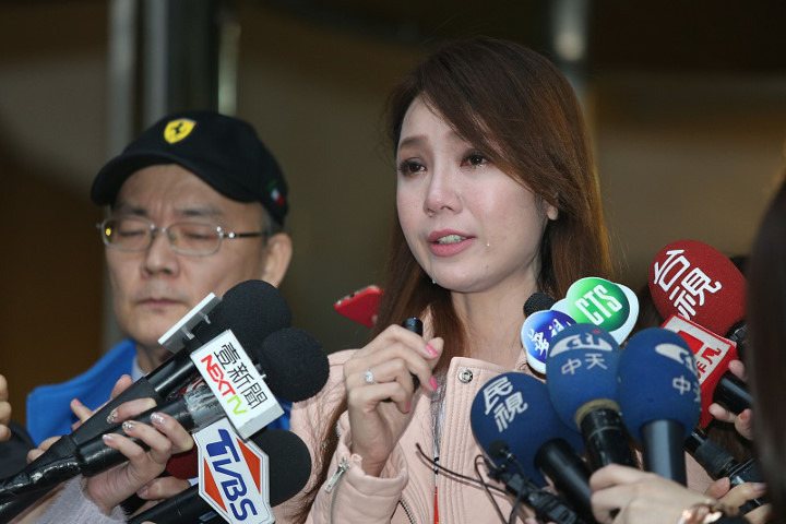 Diễn viên Việt khóc thừa nhận nói dối tại họp báo ở Đài Loan