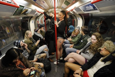 Khach di tau dien Au My huong ung ngay khong mac quan - Anh 1