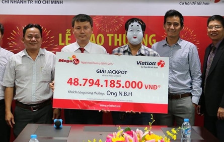 Khach trung so gan 49 ty dong mang mat na trang moi son do nhan giai - Anh 1