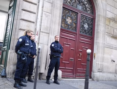 Phap bat 15 doi tuong lien quan vu cuop ngoi sao truyen hinh My Kim Kardashian - Anh 1