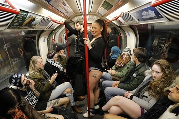 Khách đi tàu điện Âu Mỹ hưởng ứng ngày không mặc quần