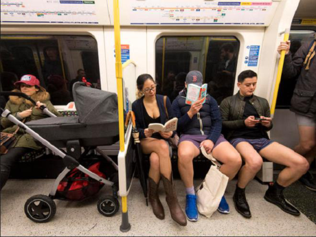 Khach di tau dien Au My huong ung ngay khong mac quan - Anh 11