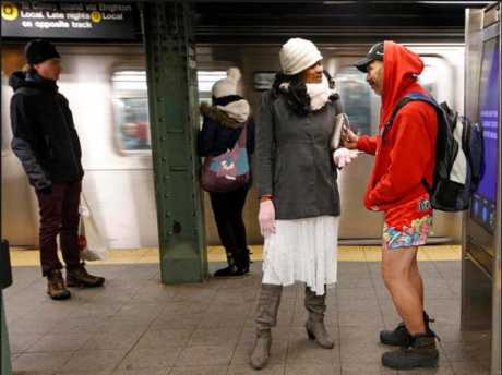 Khach di tau dien Au My huong ung ngay khong mac quan - Anh 10