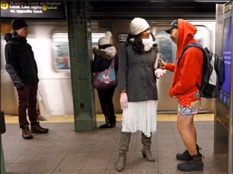 Khach di tau dien Au My huong ung ngay khong mac quan - Anh 10