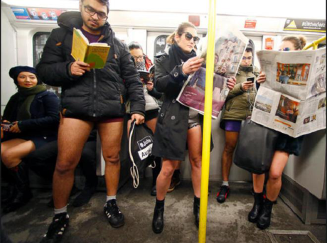 Khach di tau dien Au My huong ung ngay khong mac quan - Anh 3