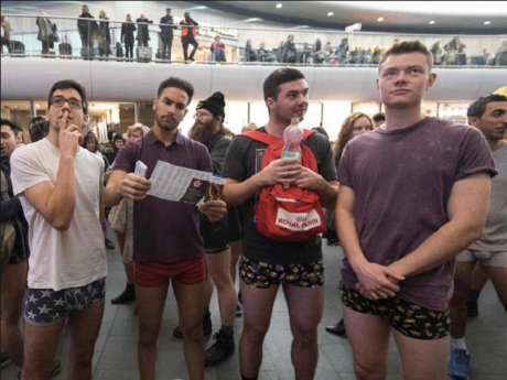 Khach di tau dien Au My huong ung ngay khong mac quan - Anh 7