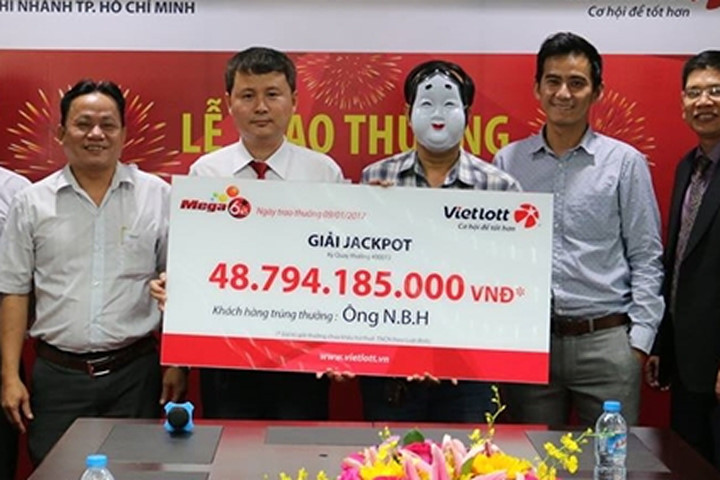 Khách trúng số gần 49 tỷ đồng mang mặt nạ trắng môi son đỏ nhận giải