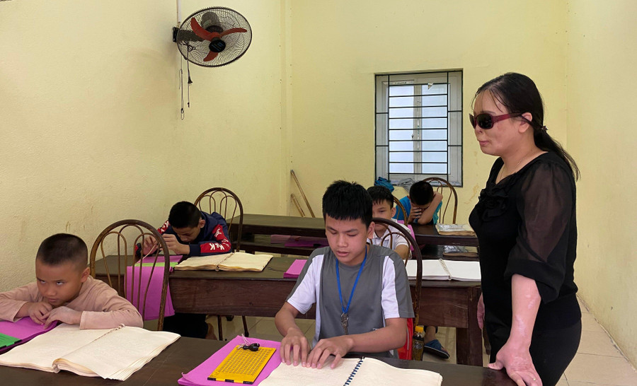 Tình yêu học trò đã giúp cô Dương đứng dậy từ những nỗi đau. Tình yêu học trò đã giúp cô Dương đứng dậy từ những nỗi đau.