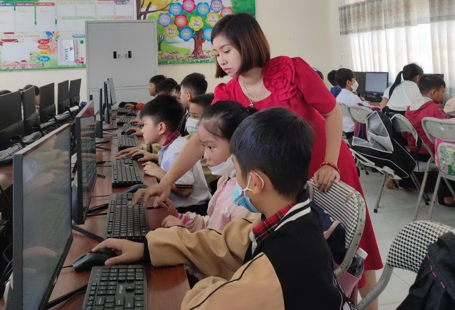 Cô Nguyễn Đỗ Diệu An và học sinh. Ảnh: Lan Anh