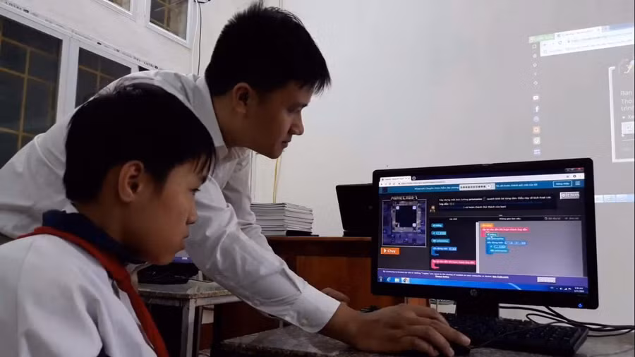 Thầy Bùi Minh Đức hướng dẫn học sinh thực hành Tin học. Ảnh: Lan Anh