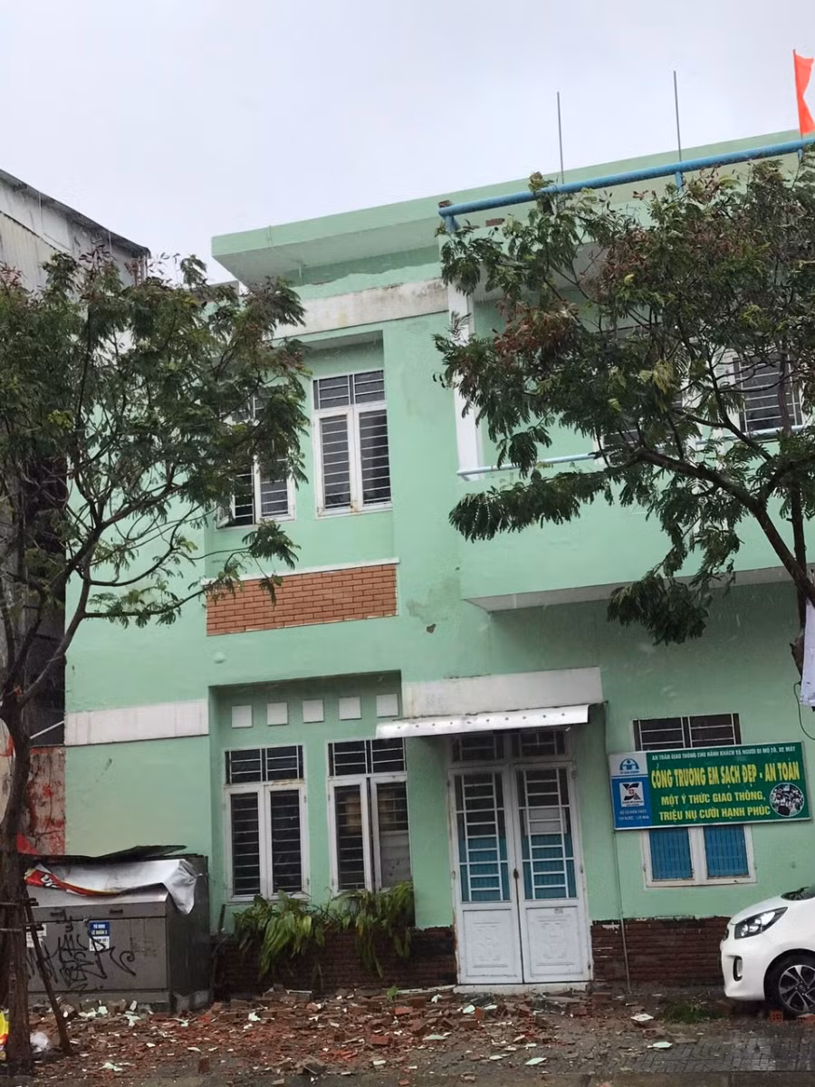 Lam tường lan can của trường Tiểu học Trần Cao Vân bị đổ.