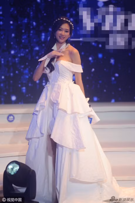 Lam Chi Linh xuat hien goi cam sau be boi voi Tran Quan Hy - Anh 5