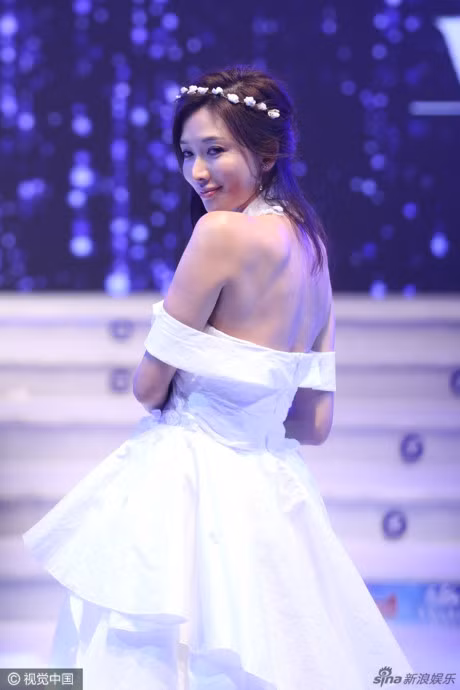 Lam Chi Linh xuat hien goi cam sau be boi voi Tran Quan Hy - Anh 2