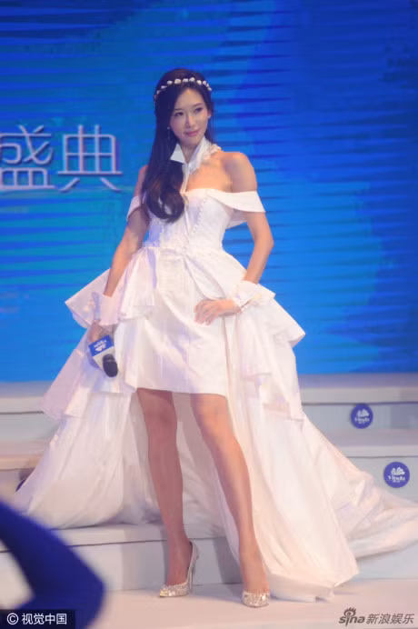Lam Chi Linh xuat hien goi cam sau be boi voi Tran Quan Hy - Anh 3