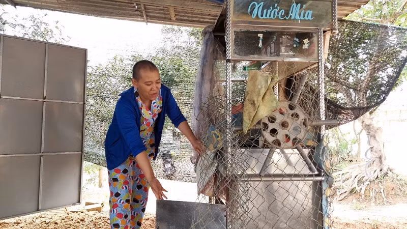 Nguồn thu nhập duy nhất từ xe nước mía của gia đình chị Ngọc cũng bị trộm lấy mất mô tơ.