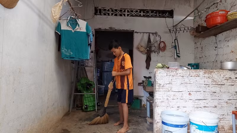 Thương mẹ, em Dương Văn An thường phụ làm công việc nhà