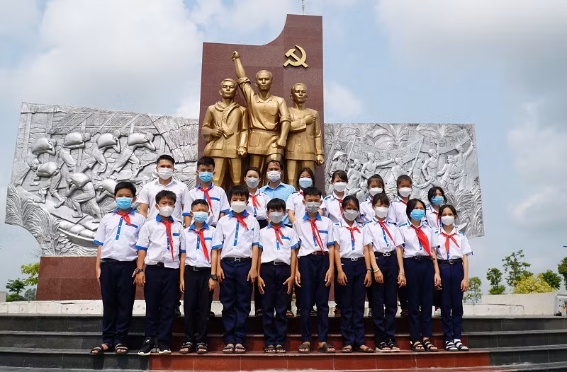 Học sinh Trường THCS Trung An (huyện Cờ Đỏ, TP Cần Thơ) trải nghiệm tại Khu di tích An Nam Cộng sản Đảng Cờ Đỏ.