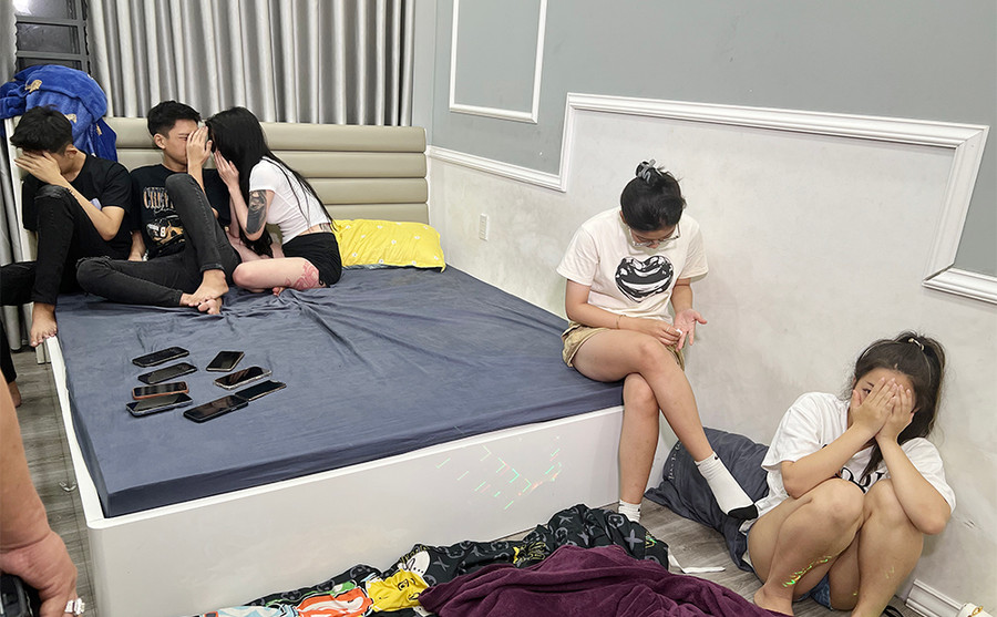 Các đối tượng cùng tang vật phát hiện trong căn hộ. (Ảnh: Tiến Tầm) Các đối tượng cùng tang vật phát hiện trong căn hộ. (Ảnh: Tiến Tầm)