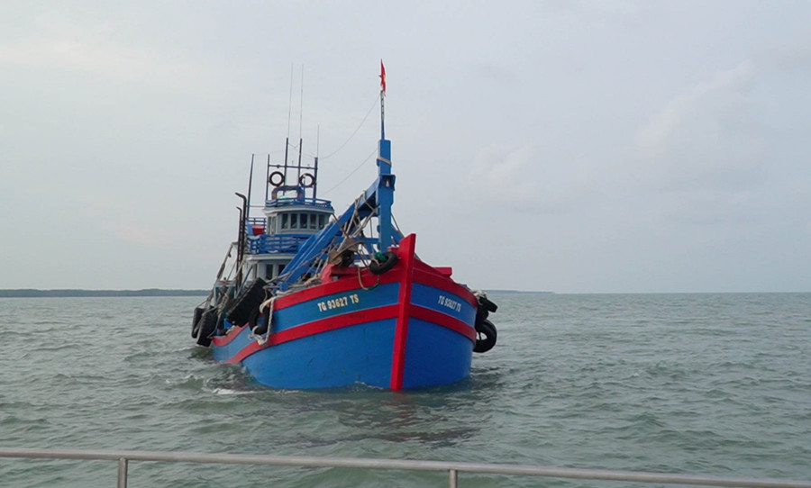 Tàu TG 93627 TS bị lực lượng phát hiện chở hơn 170 nghìn lít dầu DO trái phép.